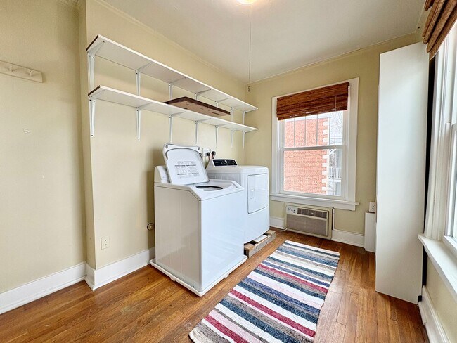 Building Photo - Top-Floor 2 Bedroom Condo in Gated Community with Huge Balcony & Elegant Marble Bath