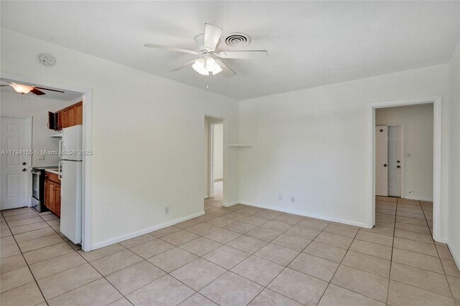 Building Photo - 403 SW 11th Ct