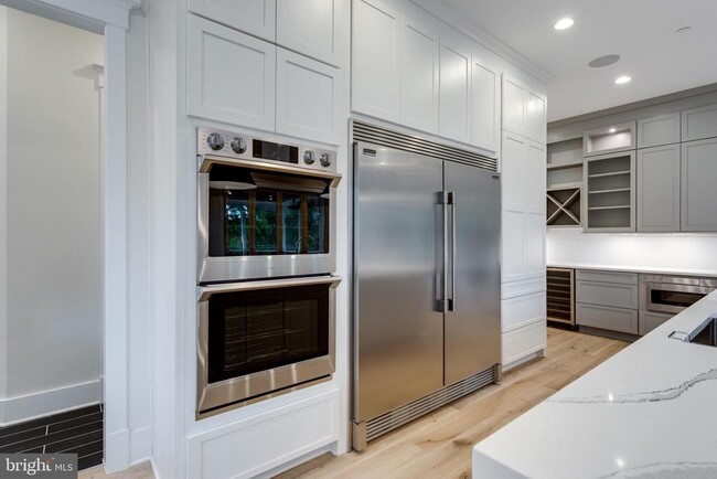 Building Photo - 5615 McLean Dr