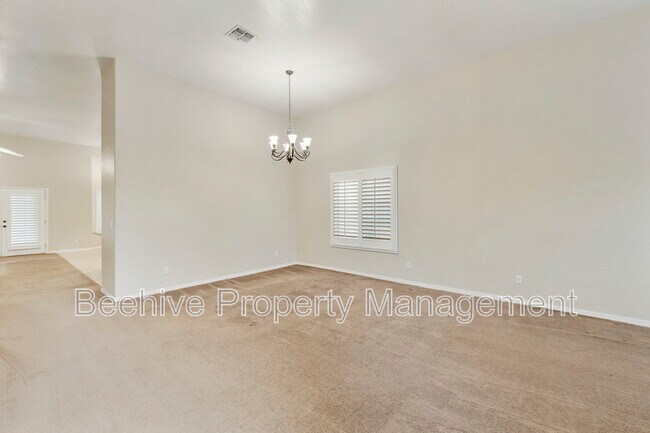 Building Photo - 1861 N Oracle Cir