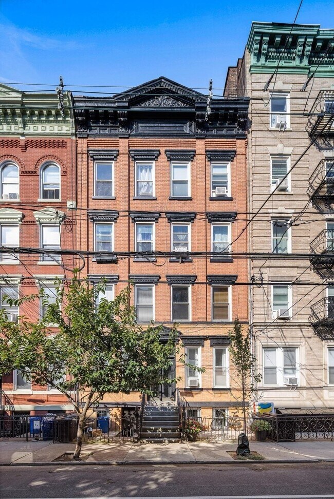 Building Photo - 706 Willow Ave