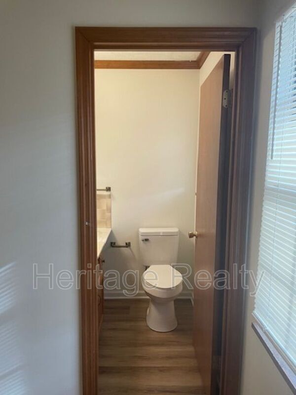 Building Photo - 810 Highland Dr