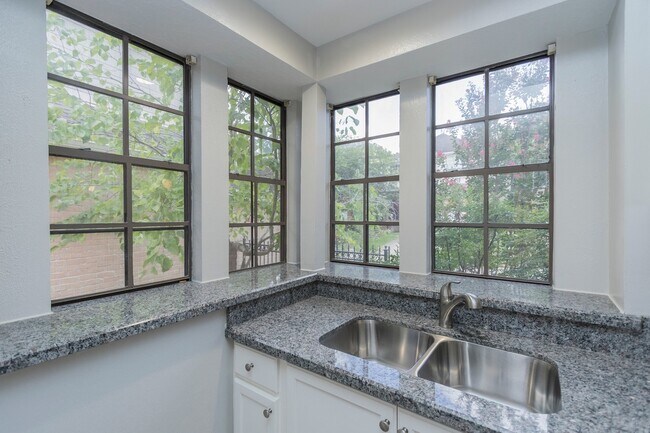 Building Photo - Huge breathtaking home!! Gated comunity wi...