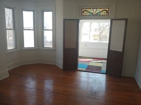 Building Photo - 1618 Thomas Pl N