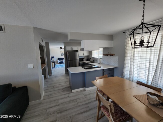 Building Photo - 630 E Julie Dr