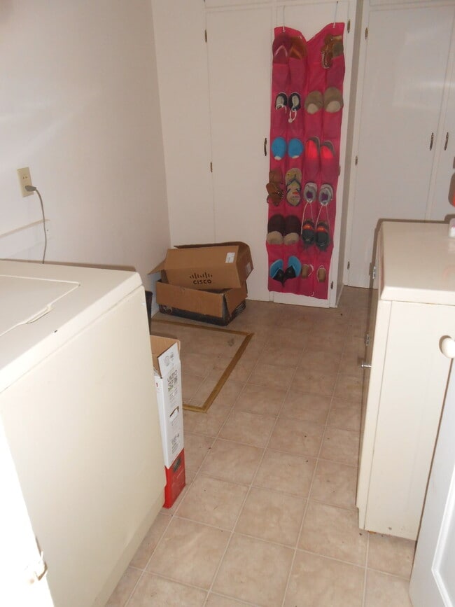 Building Photo - 3 Bedroom, 1 Bathroom Home in Third Ward with Large Yard, Garage, & Central Air