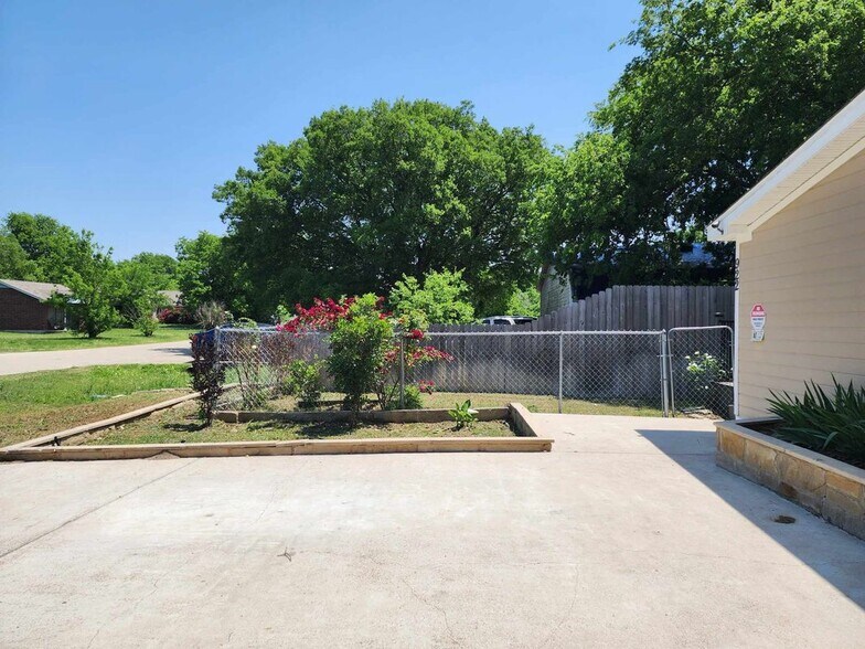 Building Photo - 922 Ashwood Dr