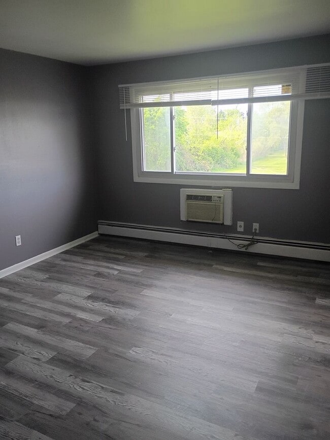 Building Photo - Spacious 1BR Apartment | Convenient Kenosha Location