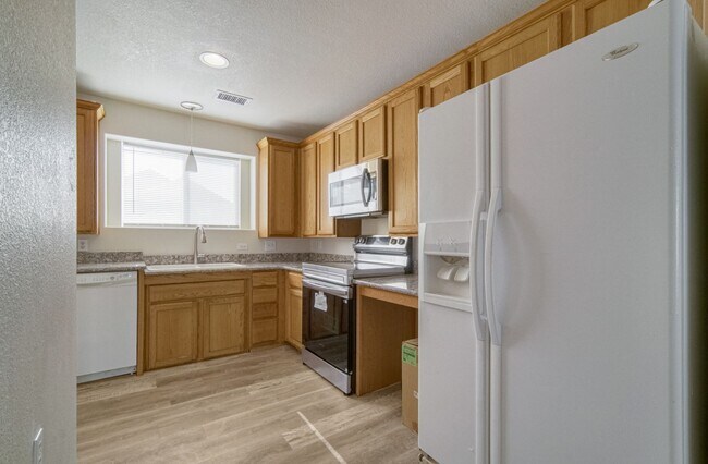 Building Photo - Great two bedroom, one bath near airport. AVAILABLE BEGINNING 6/17/26