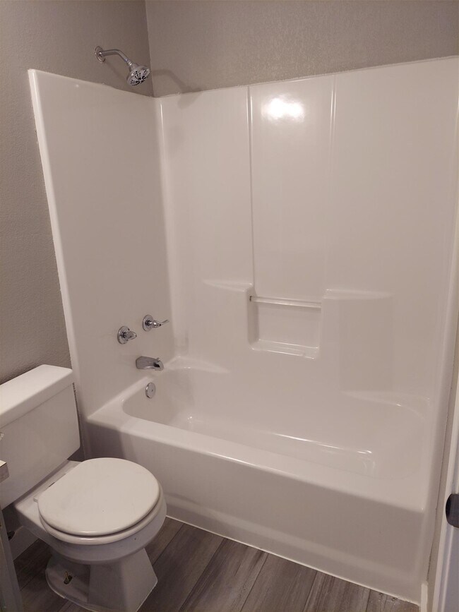 Building Photo - 933 Valentine Ave