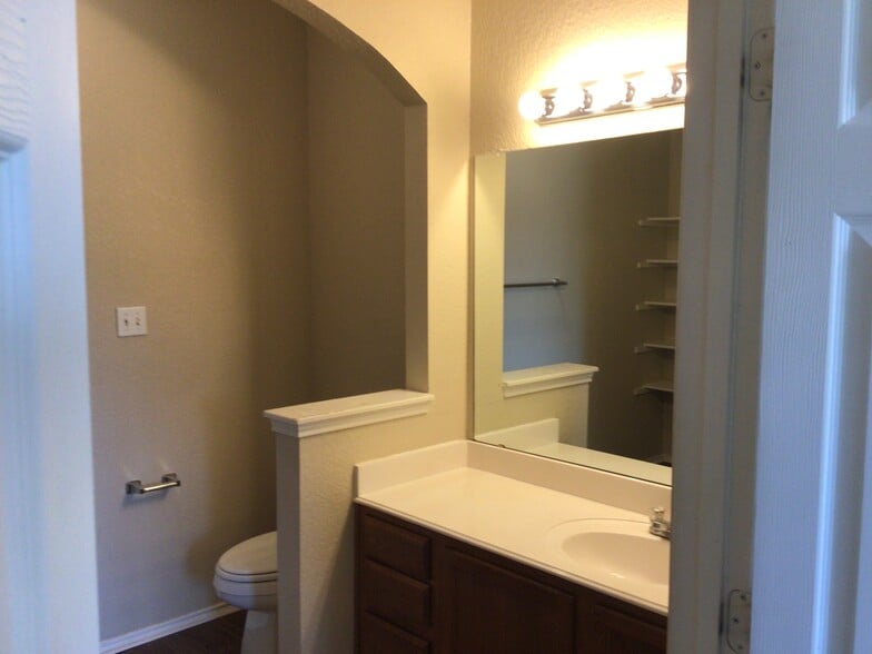 Building Photo - 2623 Basswood Dr