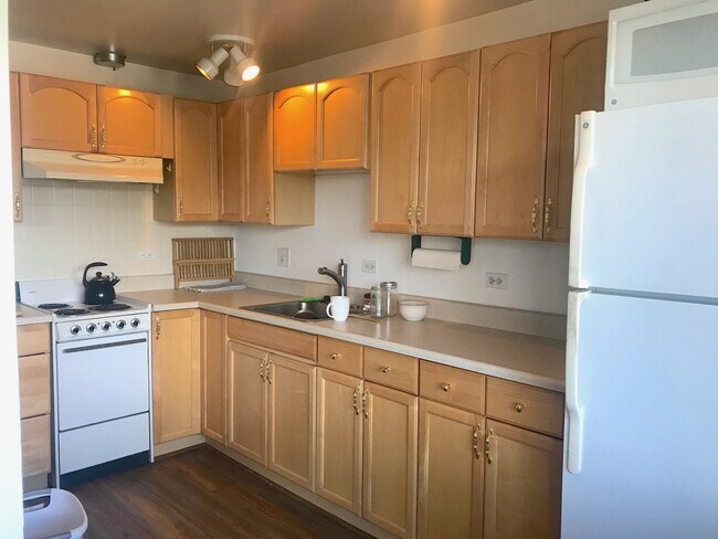 Building Photo - Studio Apartment in Awesome Denver Location!