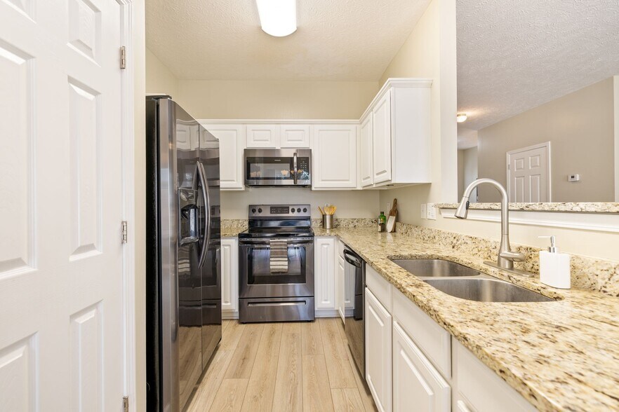 Building Photo - 8104 Valley Oak Dr