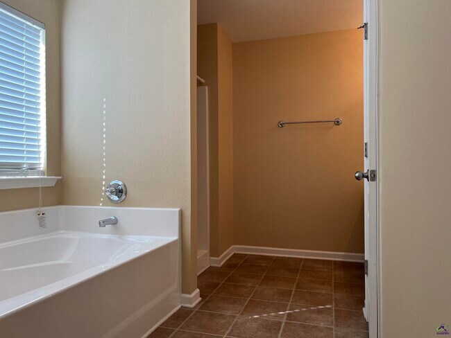 Building Photo - 120 Magnum Way