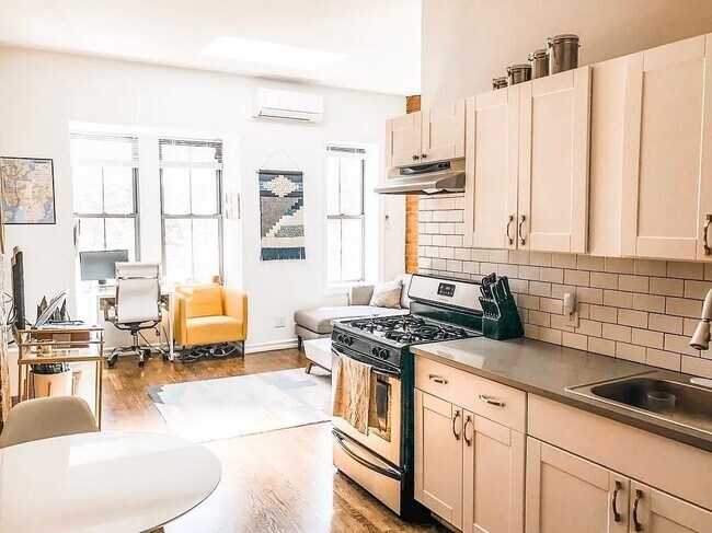 Building Photo - 380 6th Ave