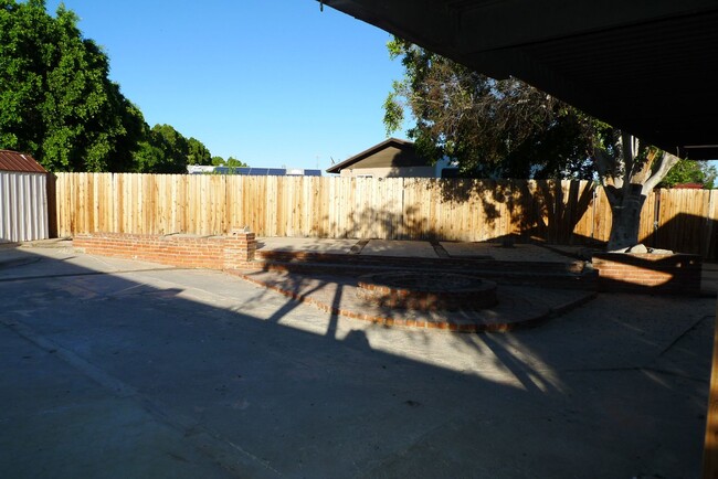 Building Photo - Rental Availalble