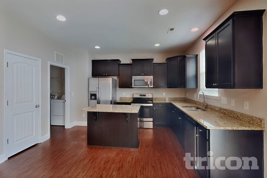 Building Photo - 163 Green Willow Dr