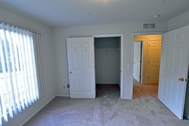 Building Photo - Shelby TWP 2-BR, 2-BA with Attached Garage...