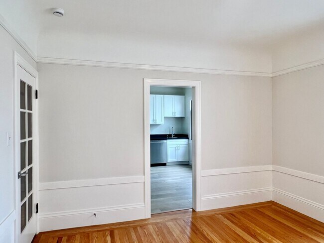 Building Photo - Top Floor 2BR/1BA + Newly Renovated Unit! Parking! In-Unit Laundry! PROGRESSIVE