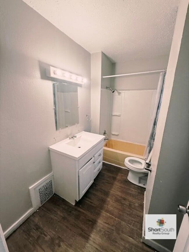 Building Photo - Updated 4 bed 1 bath single family home.