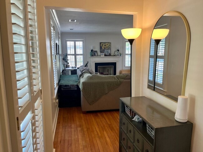 Building Photo - 3/2 Duplex Conveniently Situated in an Established Neighborhood!