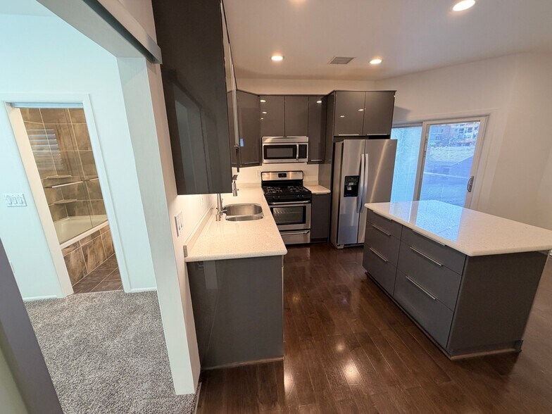 Building Photo - 1119 Poinsettia Dr