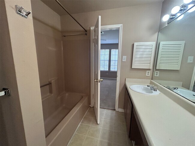 Building Photo - 2030 Plantation Dr