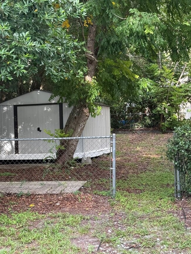 Building Photo - Renovated 2/1 Home walkable to Downtown De...