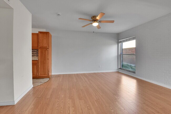 Building Photo - $1,445.00, 2 bed, 1 bath Located in Denver with a washer and dryer + 1/2 off first month rent
