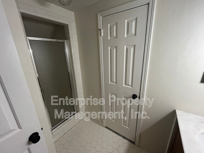 Building Photo - 9161 Gainsborough Dr