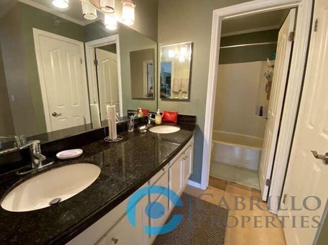 Building Photo - 3030 Suncrest Dr