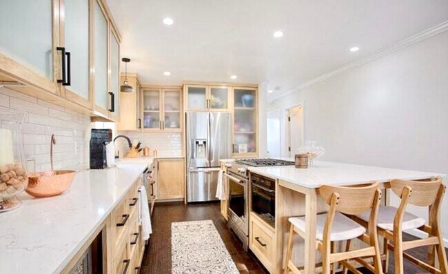 Building Photo - Amazing West LA Location - 2 bd / 2.5 ba T...