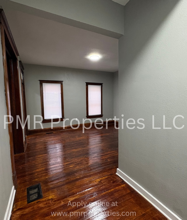 Building Photo - 3 Bedrooms / 1 Bathroom House