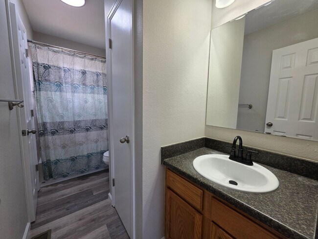Building Photo - 4320 Dewey Dr