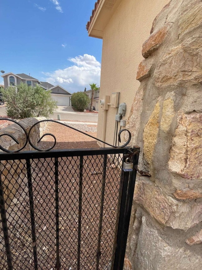Building Photo - "Charming El Paso Oasis: 3-Bedroom Retreat...