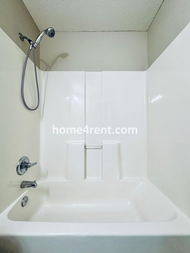 Building Photo - Spacious Four Bedroom Northland Home with a Finished Basement, 3 car garage and Fenced Yard!