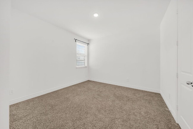 Building Photo - Stunning 4-bedroom, 3-bathroom single-stor...