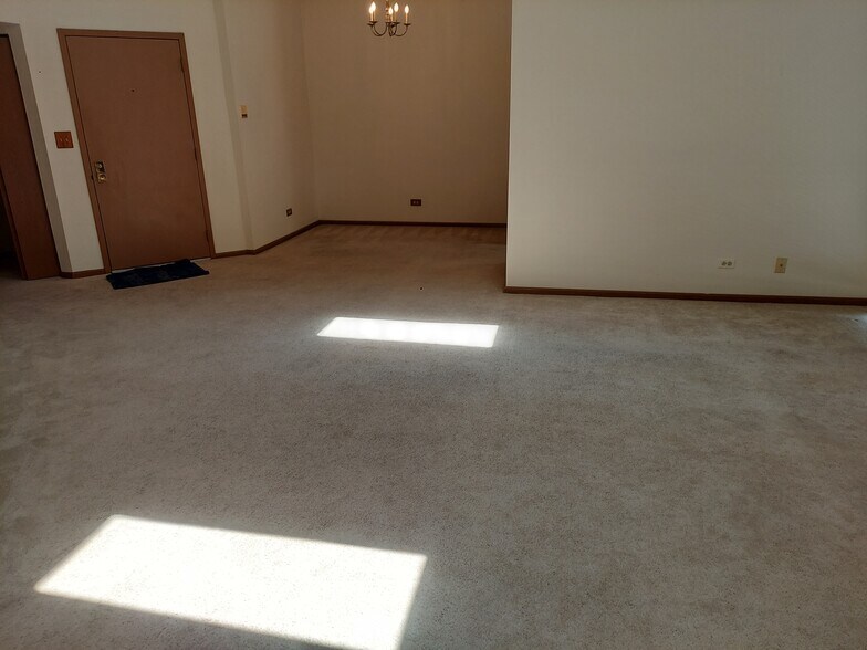 Building Photo - 1665 Commodore Ct