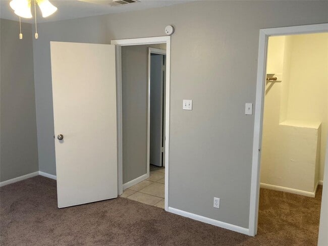 Building Photo - 8106 Hood Cir