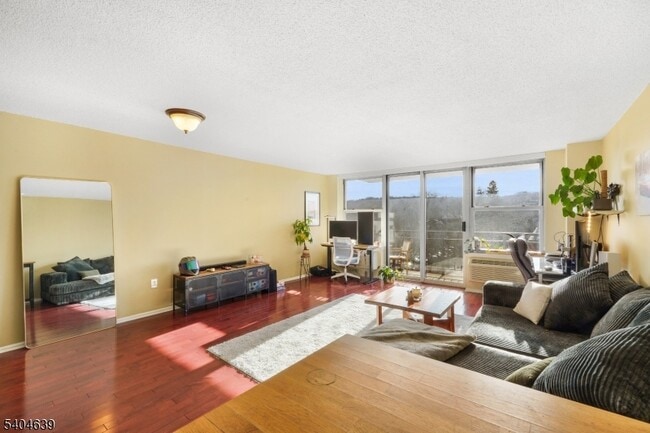 Building Photo - 300 Main St