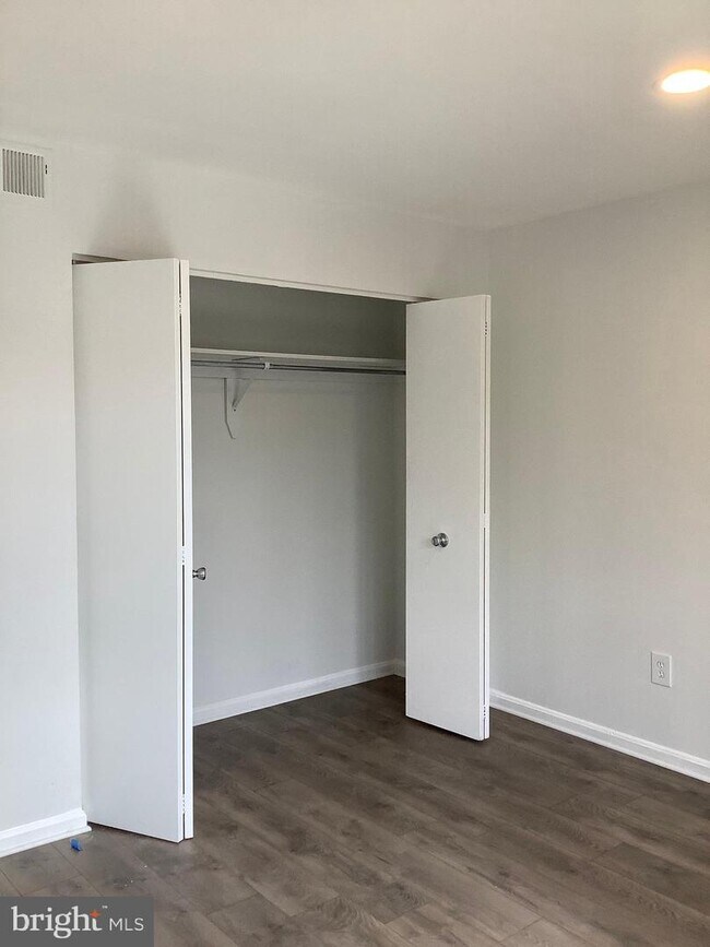 Building Photo - 12 Normandy Square Ct