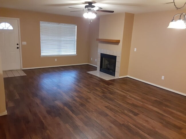 Building Photo - Great Townhouse in West Fayetteville