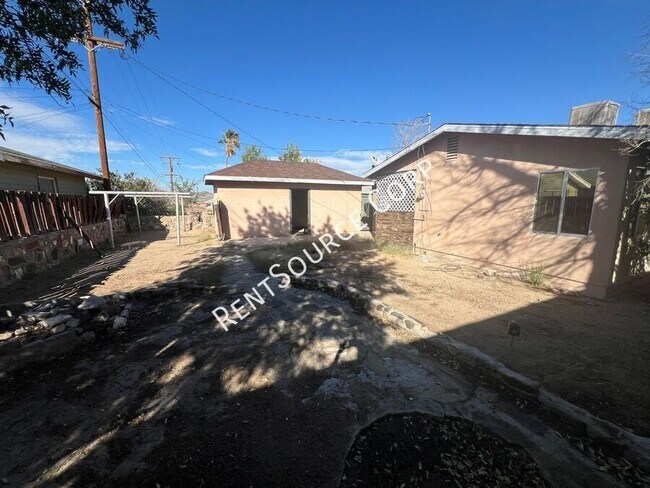 Building Photo - 808 Arville Ave