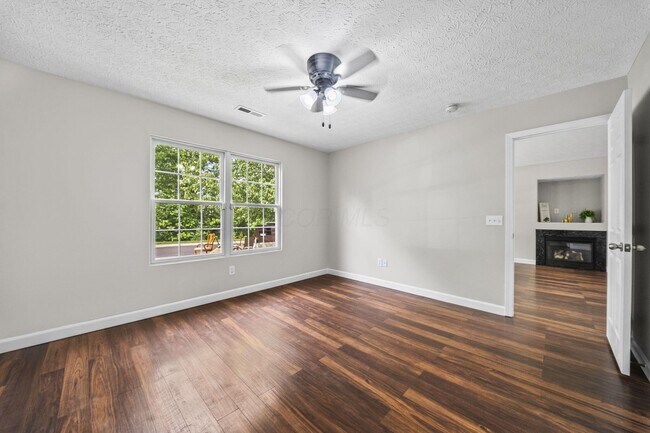 Building Photo - 157 Feathertip Ln