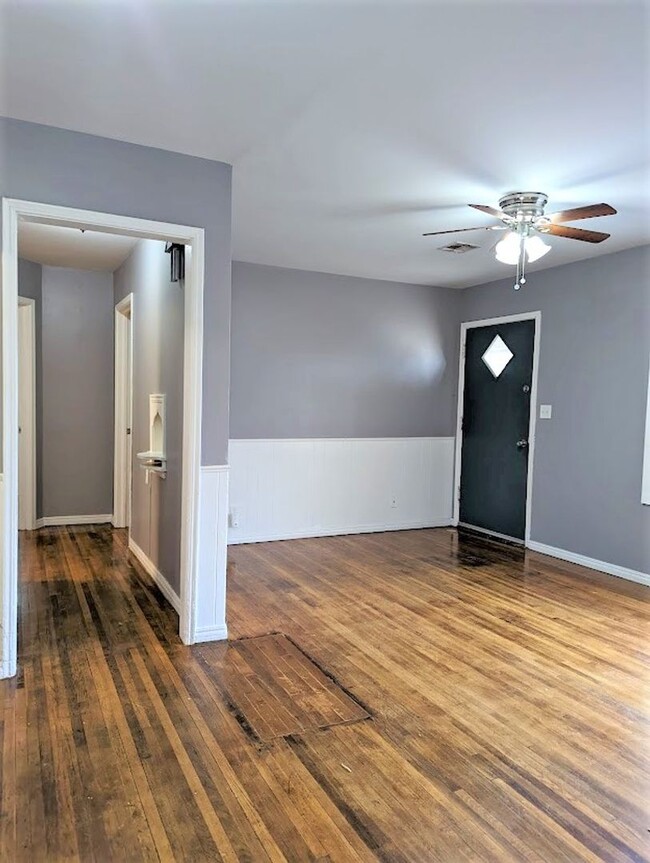 Building Photo - 2 Bed 1 Bath Plus Bonus Living/Office Cott...