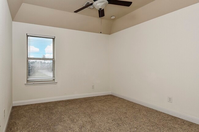 Building Photo - 27 Tioga Pl