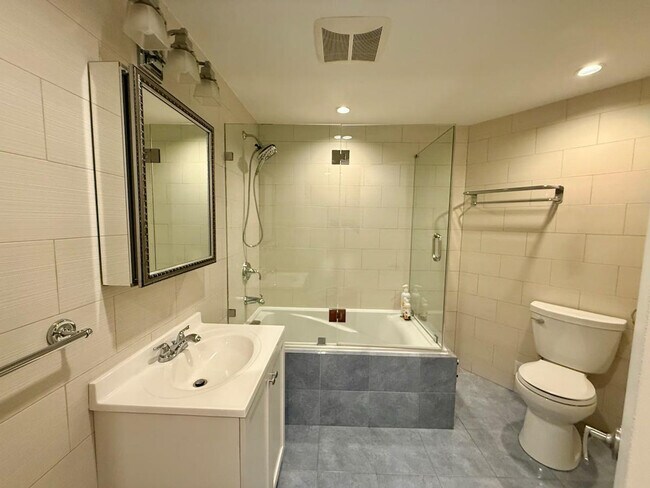 Building Photo - 2720 N Fillmore St