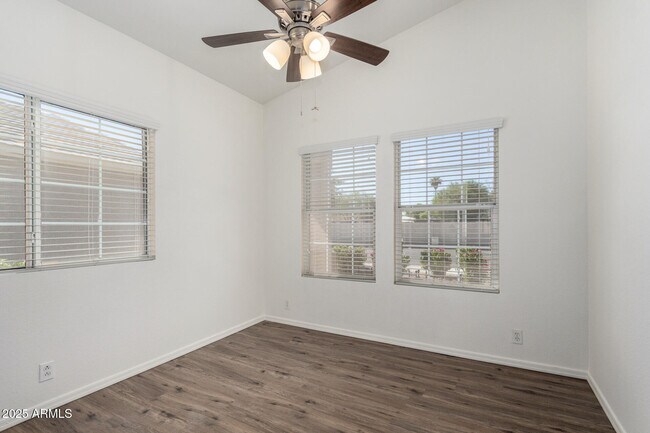 Building Photo - 1328 E Binner Dr