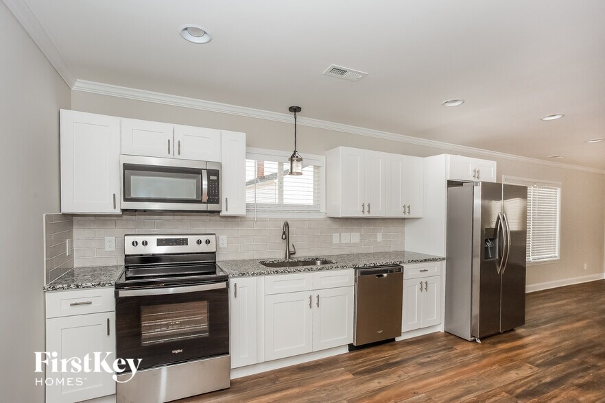 Building Photo - 621 E Mills Dr