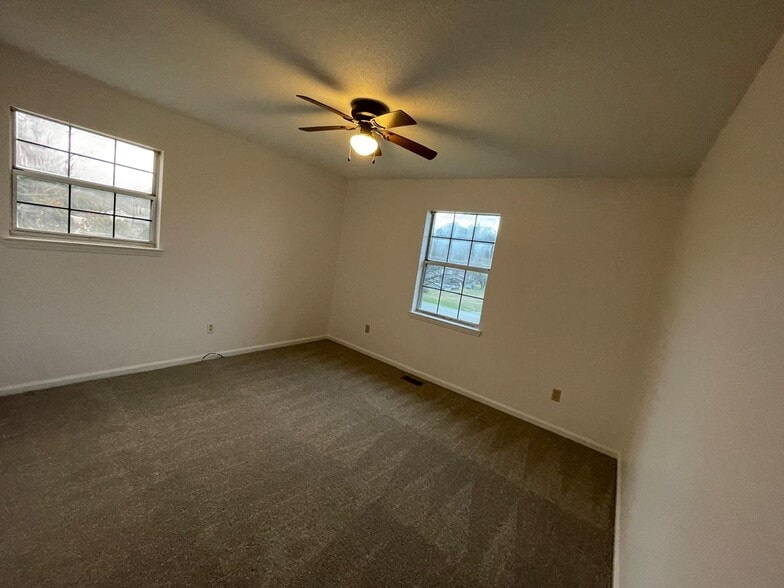 Room 2 - 1936 Ashmore Ave